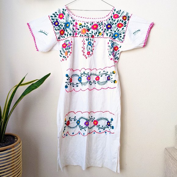 Vintage Dresses & Skirts - Embroidered Floral Mexican Dress